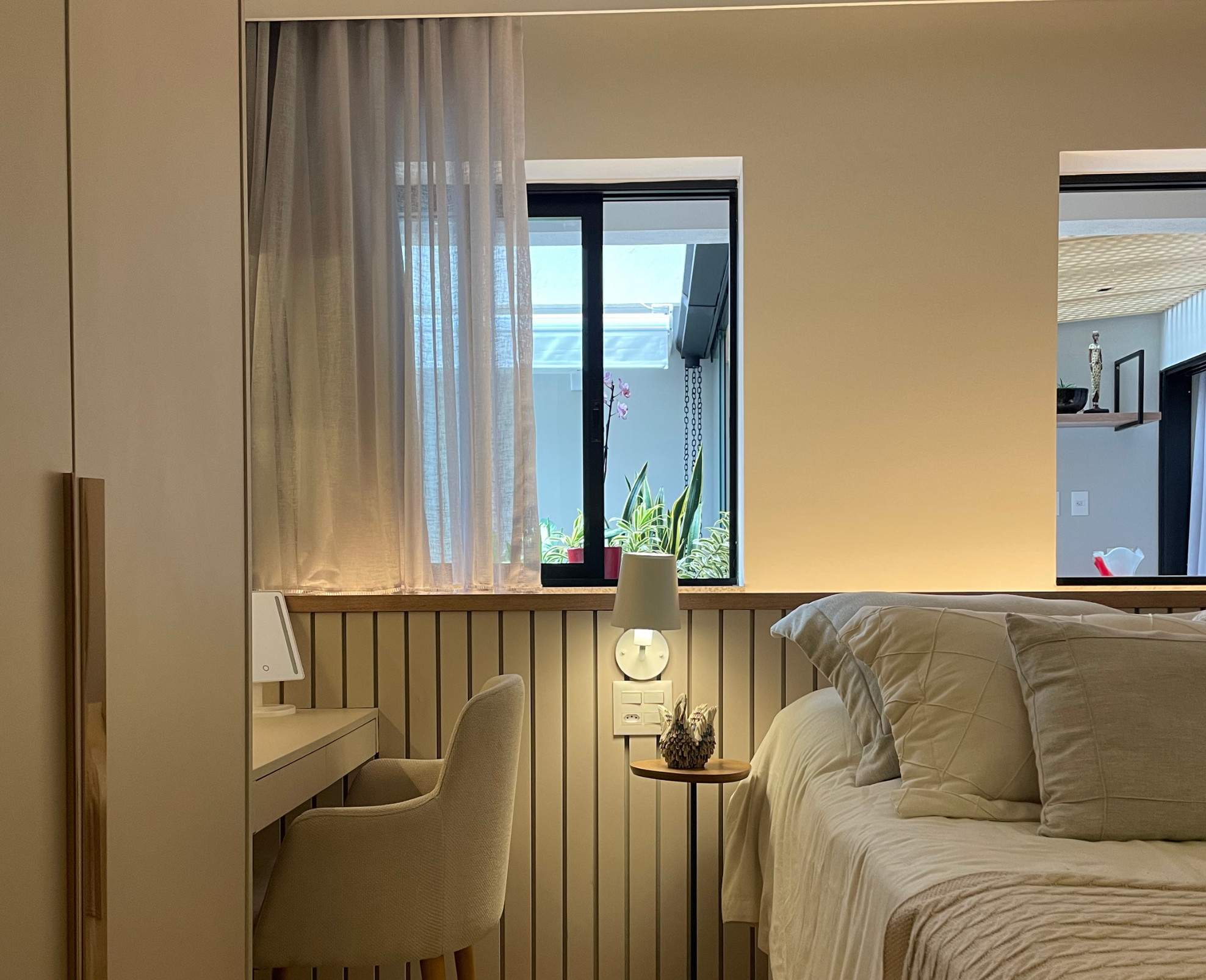 Quarto elegante com móveis planejados SUNKAI